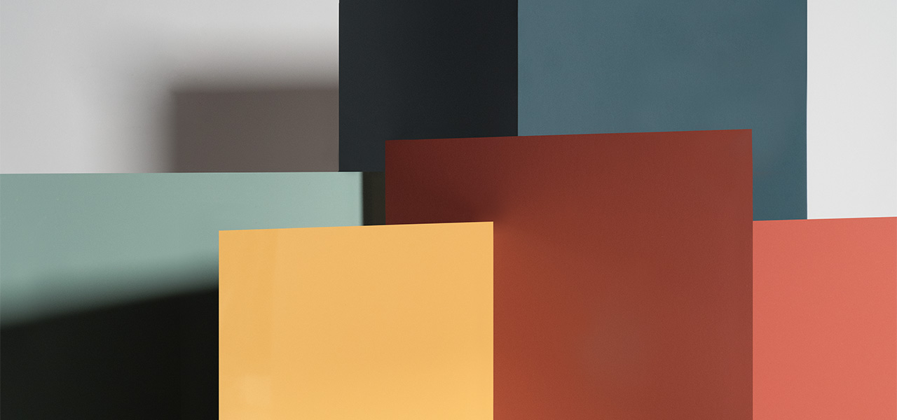 Verschillende geometrische panelen in warme en koele kleuren, zoals geel, oranje, rood, en groen, tegen een minimalistische achtergrond.