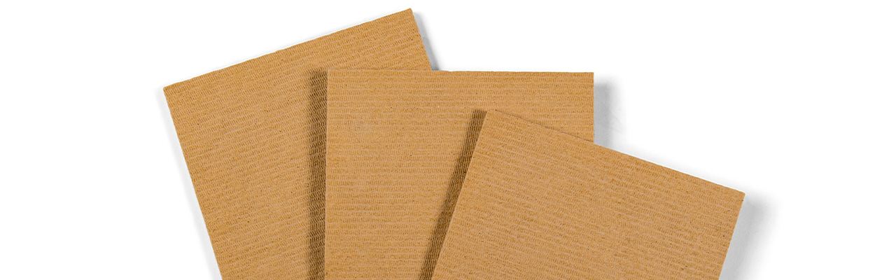 Drie bruine boards liggen in een waaierpatroon op een witte achtergrond. 