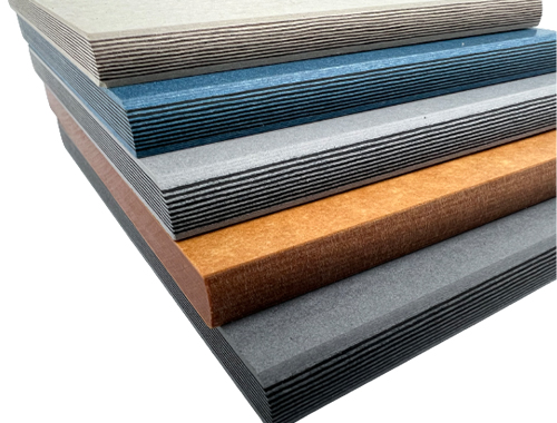 Een stapel Paperstone panelen uit de Designer-serie, gekenmerkt door gelaagde structuren in diverse kleurcombinaties.