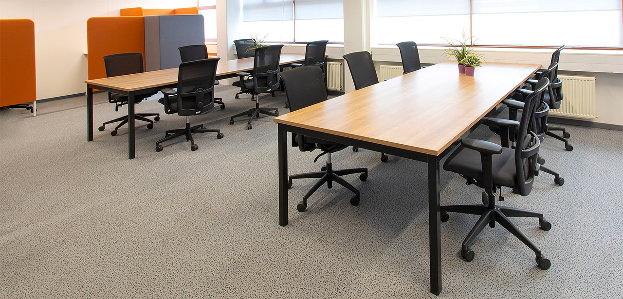 Rustig interieur ROC Amsterdam Zuid-Oost tafels