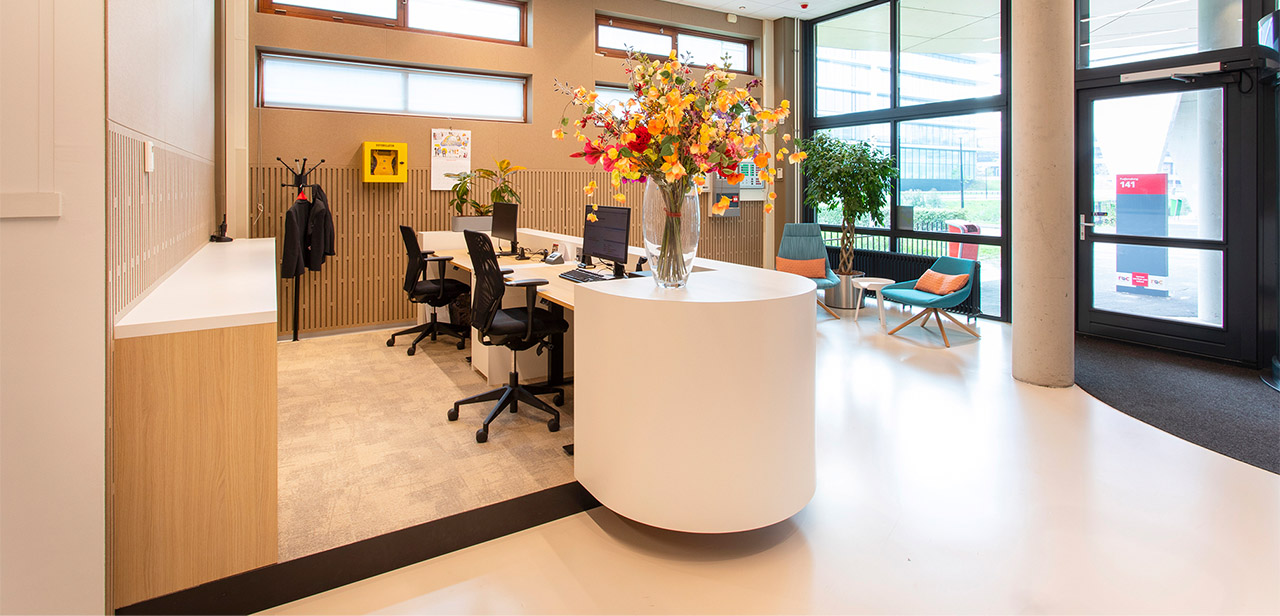 Rustig interieur ROC Amsterdam Zuid-Oost tafel en kast