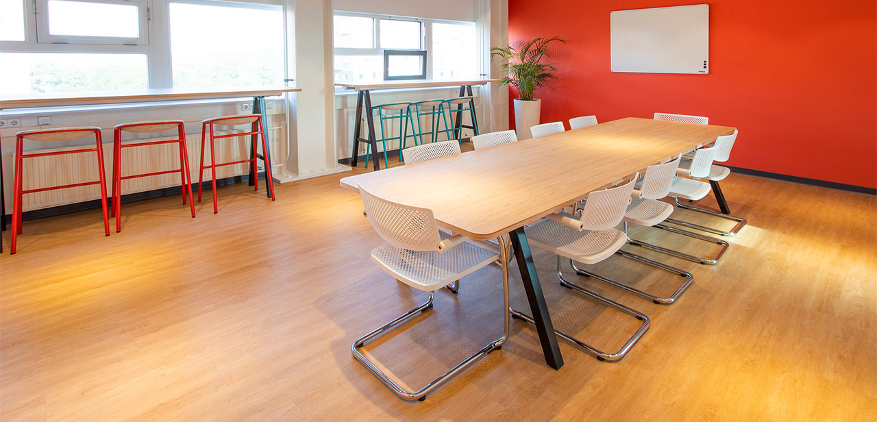 Rustig interieur ROC Amsterdam Zuid-Oost tafel