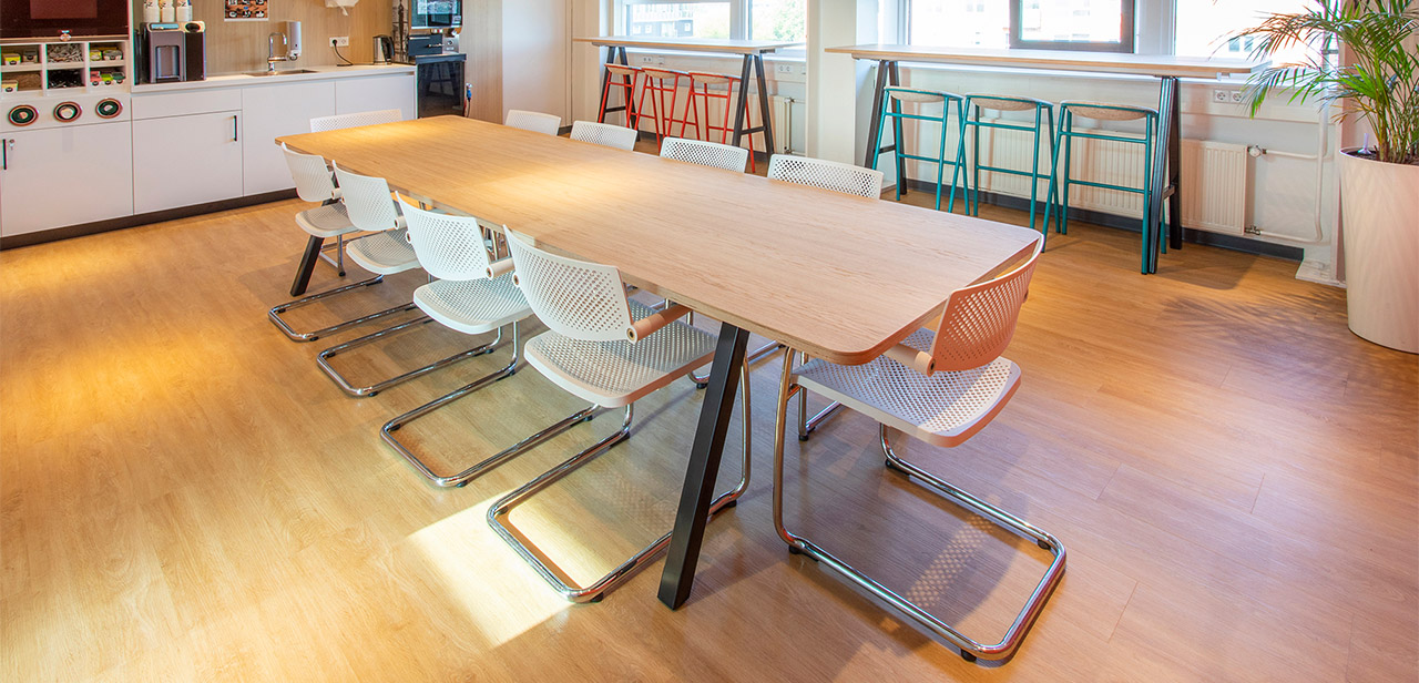 Rustig interieur ROC Amsterdam Zuid-Oost tafel