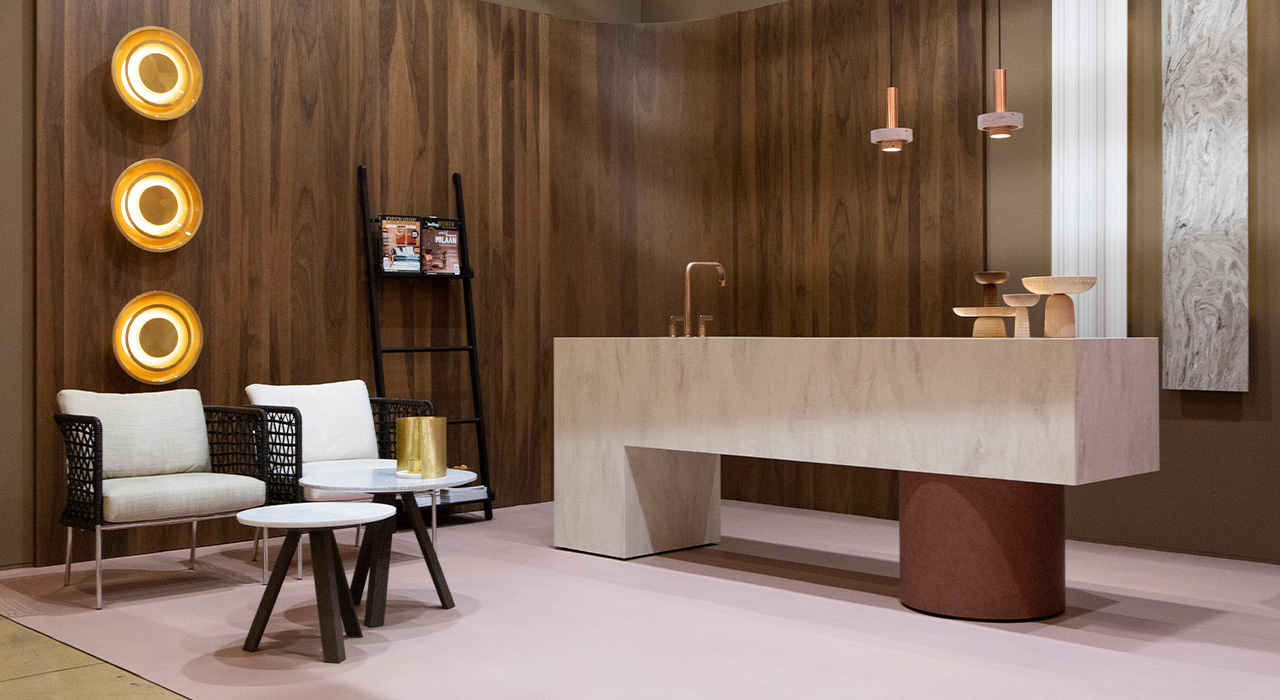 Leeuwerik Plaat stand Design District 1 – Stand met houten wandbekleding, design verlichting en een moderne toonbank.