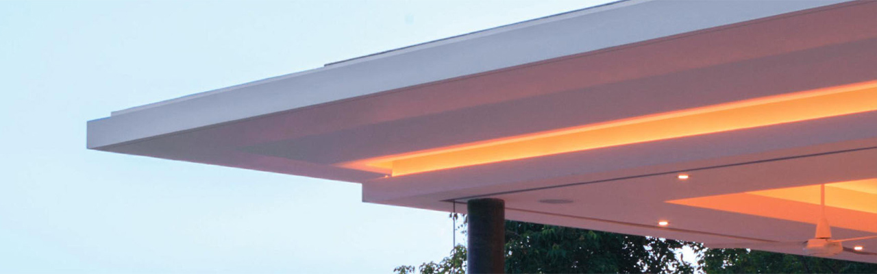 Moderne overkapping met geïntegreerde verlichting, vervaardigd uit compactplaten geschikt voor buitengebruik.