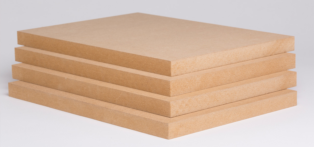 Stapel (zijaanzicht) van vier onbehandelde MDF-platen, glad oppervlak en gelijkmatige structuur.
