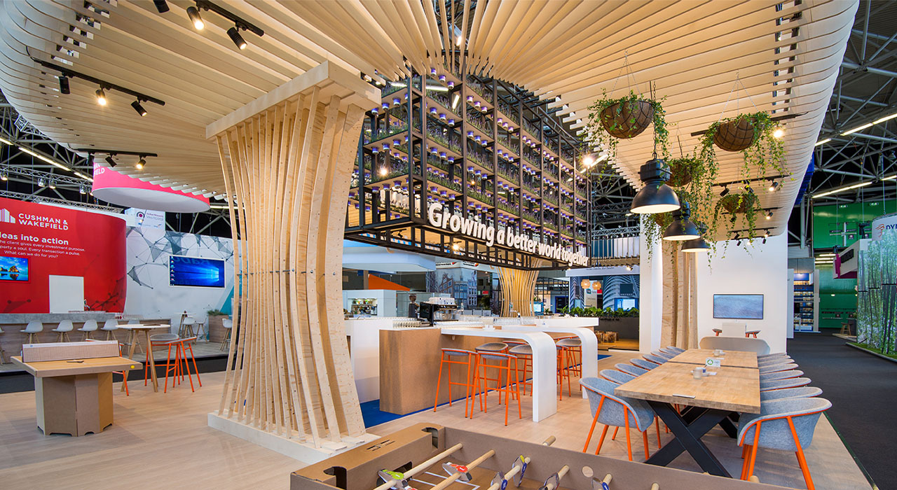 Rabobank stand PROVADA Beurs 1 – Centraal bar- en zitgedeelte met verticale tuin en opvallend houten plafond.