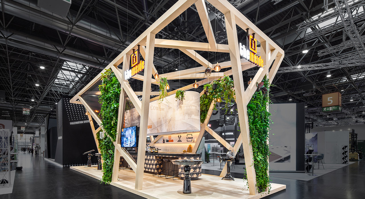 The Inside stand Euroshop Düsseldorf Duitsland 1 – Open beursstand met houten constructie, groene planten en moderne verlichting.