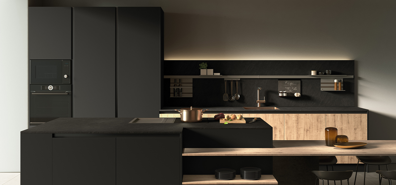 Een moderne keuken met zwarte Tmatt-fronten, geïntegreerde apparaten en houten accenten. De keuken heeft een strak design met een centraal eiland en subtiele sfeerverlichting.