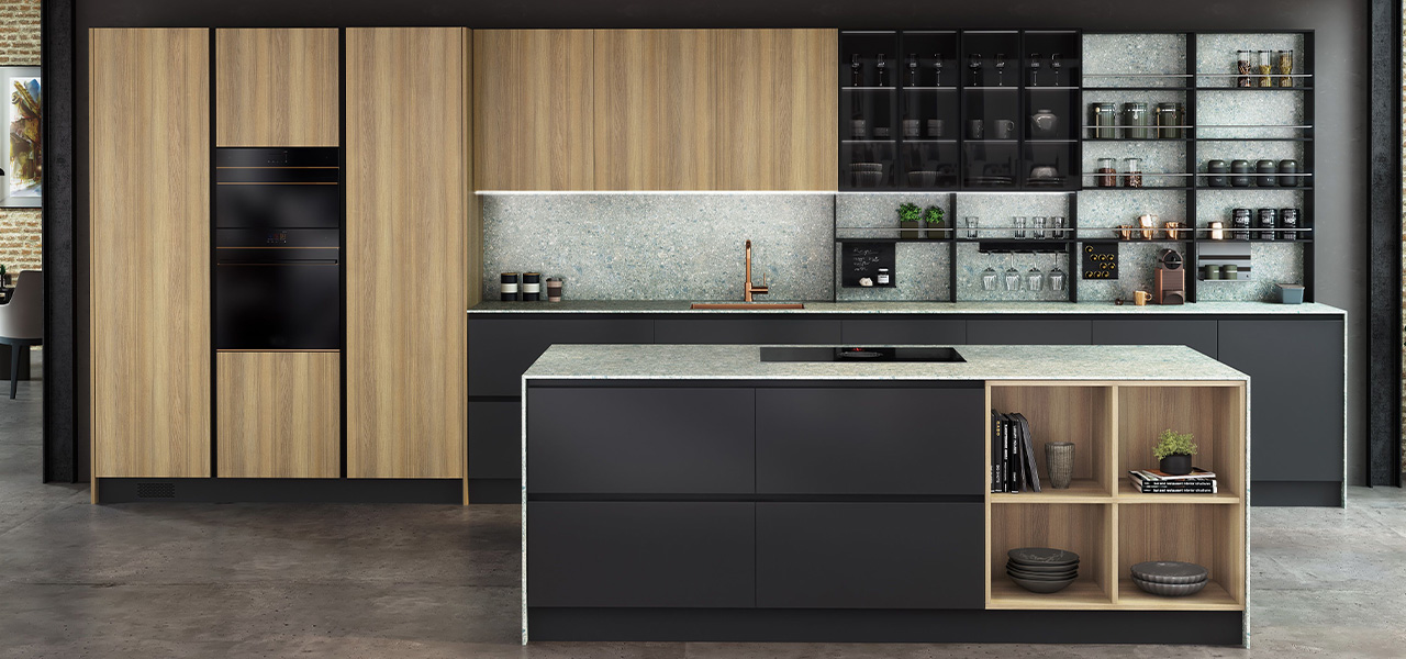 Een keuken met een combinatie van houtlook en matte zwarte Tmatt-fronten. De achterwand is afgewerkt met een natuursteen-look, en open planken bieden ruimte voor decoratieve accessoires en keukenbenodigdheden.