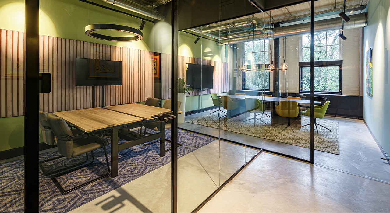 Your Controller Vught 3 – Glazen vergaderruimte met houten tafels, akoestische panelen en moderne verlichting.