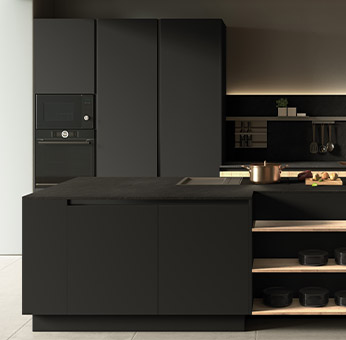 Strakke, moderne keuken met zwarte Tmatt kasten en een donker aanrechtblad, voorzien van een minimalistische indeling en open houten planken.